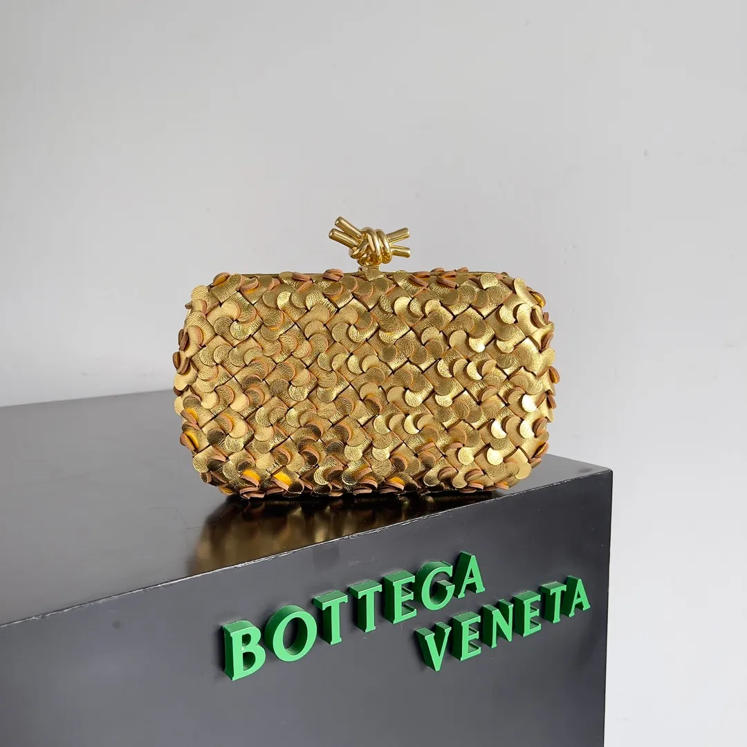 Batch 2060 Bottega Veneta 24 spring fashionable petal woven evening bag. No logo, no matter how shiny, this evening bag has gorgeous colors and eye-catching colors, and the forging of petal craftsmanship reveals the prosperity of spring. Original leather ➕ stainless steel hardware ➕ 24k real gold plating ➕ all handmade. Anyone who knows the history of our brand should have heard that the knot is a story of Bottega Veneta, and it is also one of the more important perfectly designed styles. Style number: 717622 Size: 20.5*6*12.5